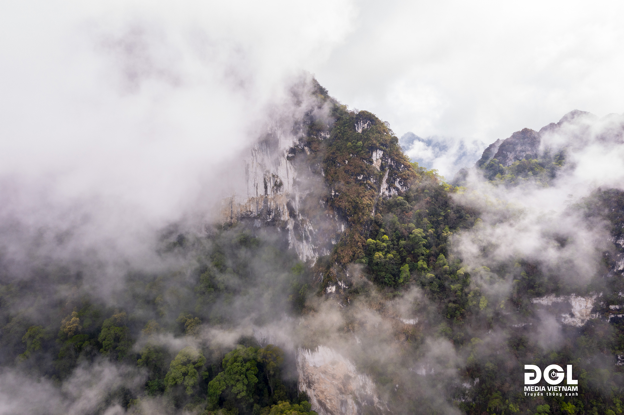 Núi ở hồ ba bể - bắc cạn